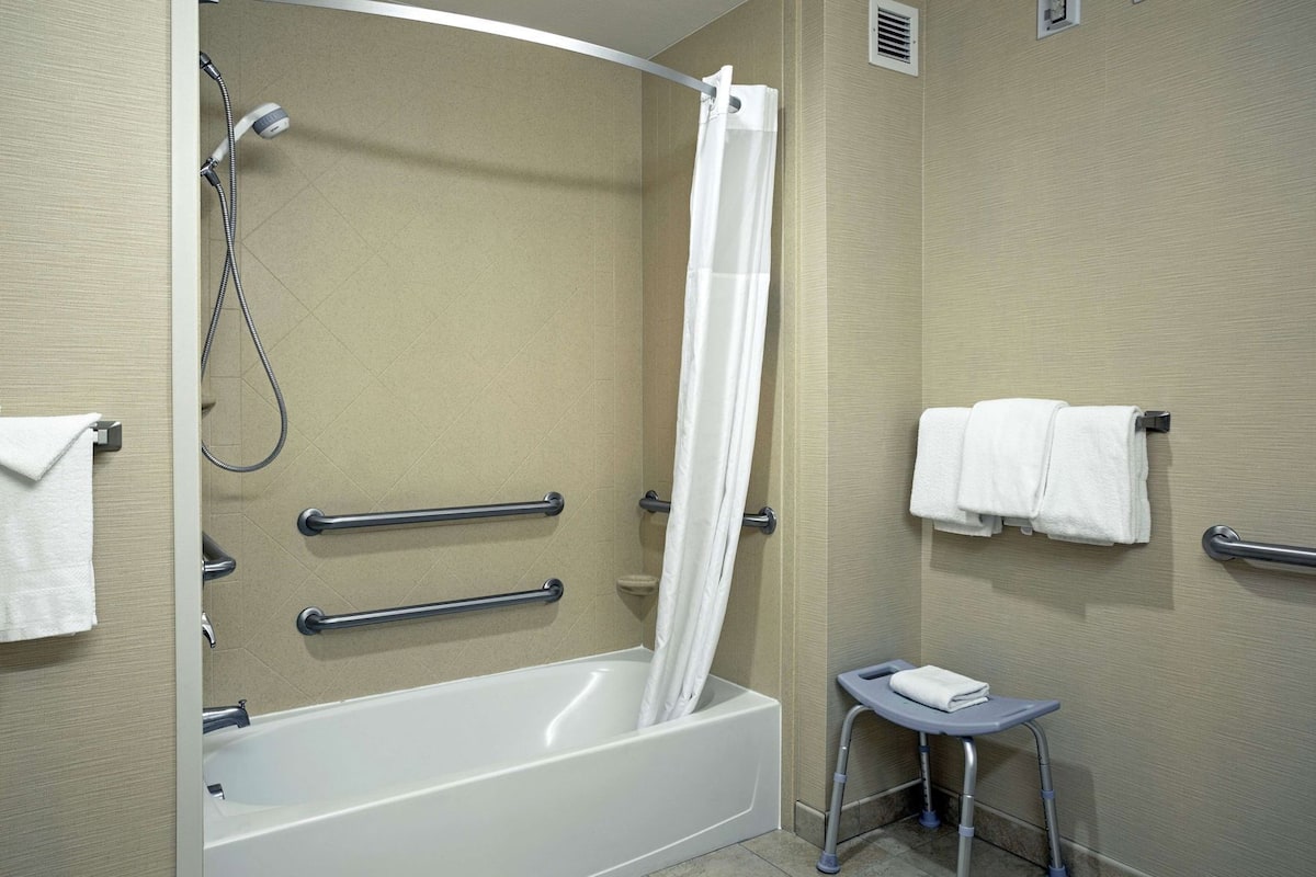 Badezimmer | Kostenlose Toilettenartikel, Haartrockner, Handtücher