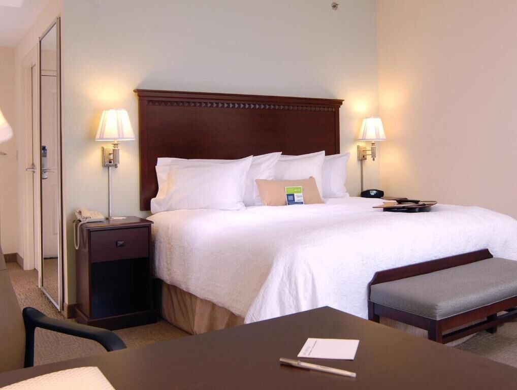 مكتب ومكواة/لوح كي وأسرّة أطفال/رضّع (مجانًا) وأسرّة قابلة للطي