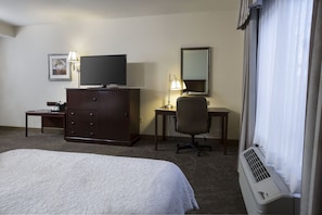 One King Bed Non-Smoking | Desk, iron/ironing board, free cribs/infant beds, rollaway beds - Hampton Inn & Suites Prescott Valley (Prescott Valley)