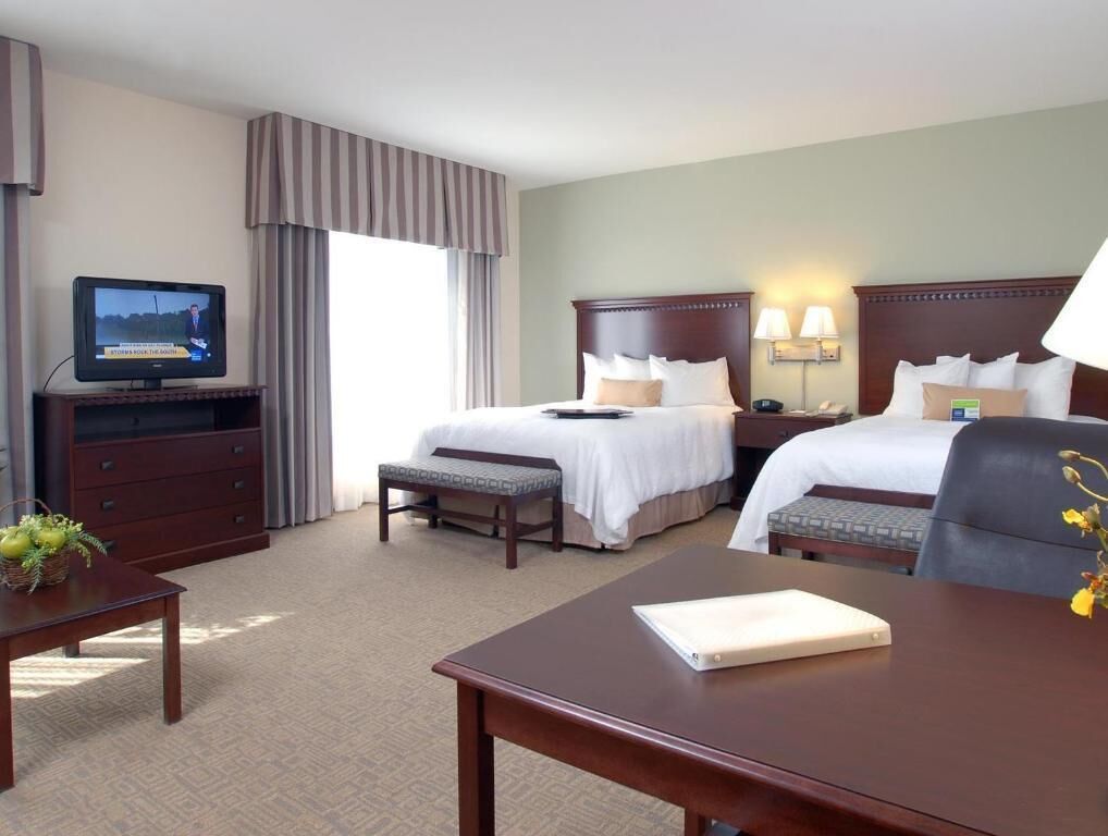 مكتب ومكواة/لوح كي وأسرّة أطفال/رضّع (مجانًا) وأسرّة قابلة للطي