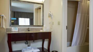 Studio, 1 King Bed with Sofa bed, Non Smoking | Bathroom | Free toiletries, hair dryer, towels
