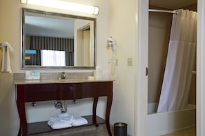 Studio, 1 très grand lit et 1 canapé-lit, non-fumeurs | Salle de bain | Articles de toilette gratuits, sèche-cheveux, serviettes fournies