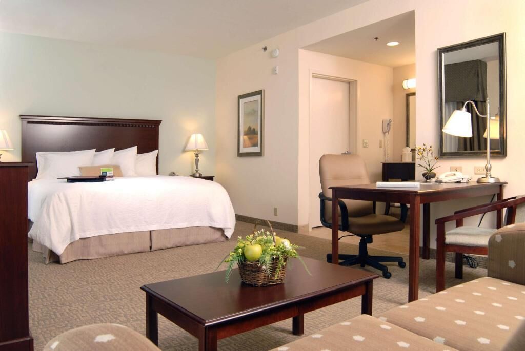 مك تب ومكواة/لوح كي وأسرّة أطفال/رضّع (مجانًا) وأسرّة قابلة للطي