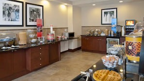 Free daily buffet breakfast - Hampton Inn & Suites Prescott Valley (Prescott Valley)