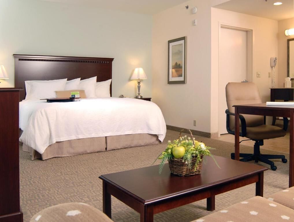 مكتب ومكواة/لوح كي وأسرّة أطفال/رضّع (مجانًا) وأسرّة قابلة للطي