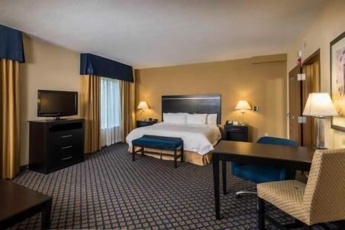 Premium bedding, in-room safe, desk, laptop workspace