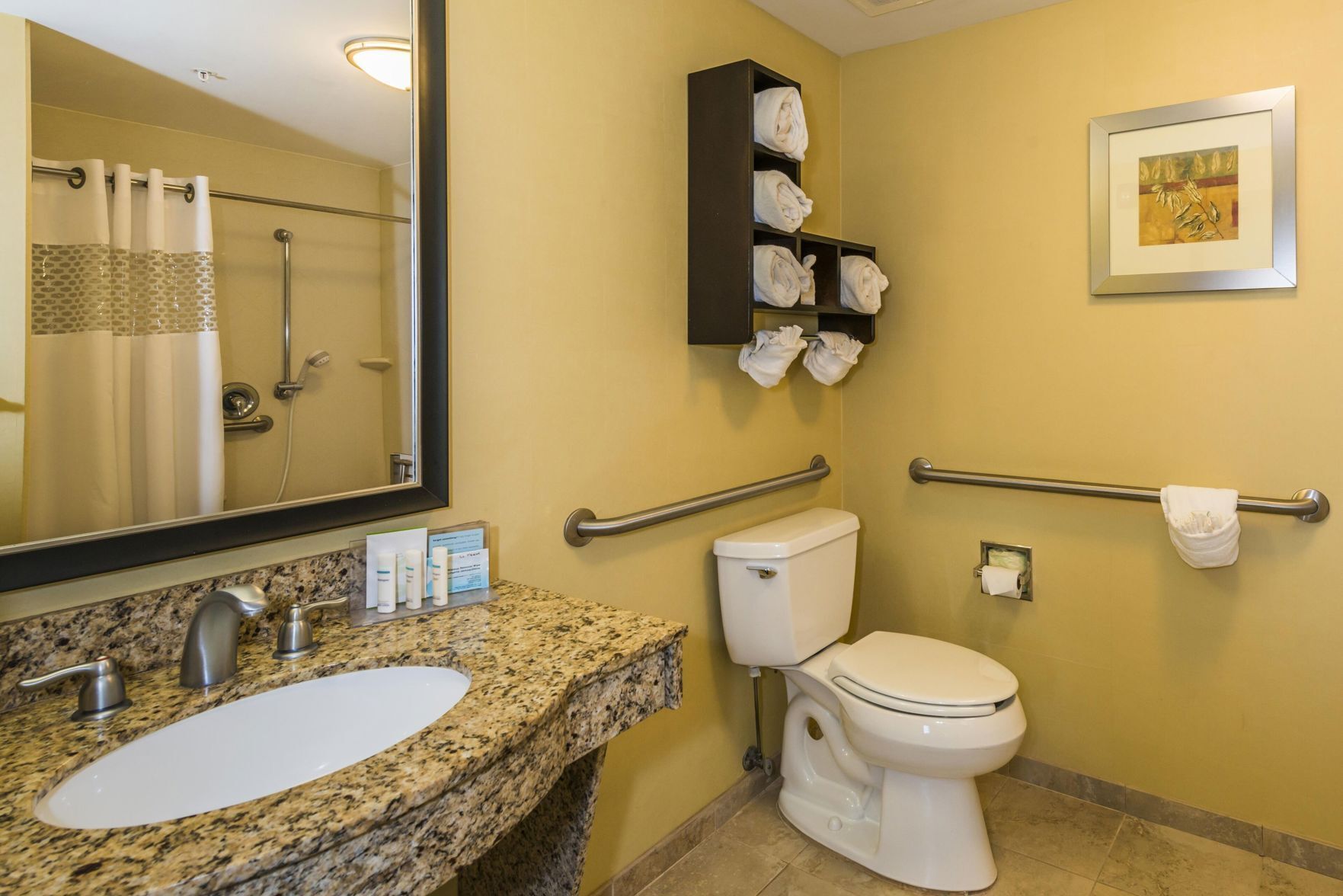 Bathroom | Combined shower/tub, free toiletries, hair dryer, towels