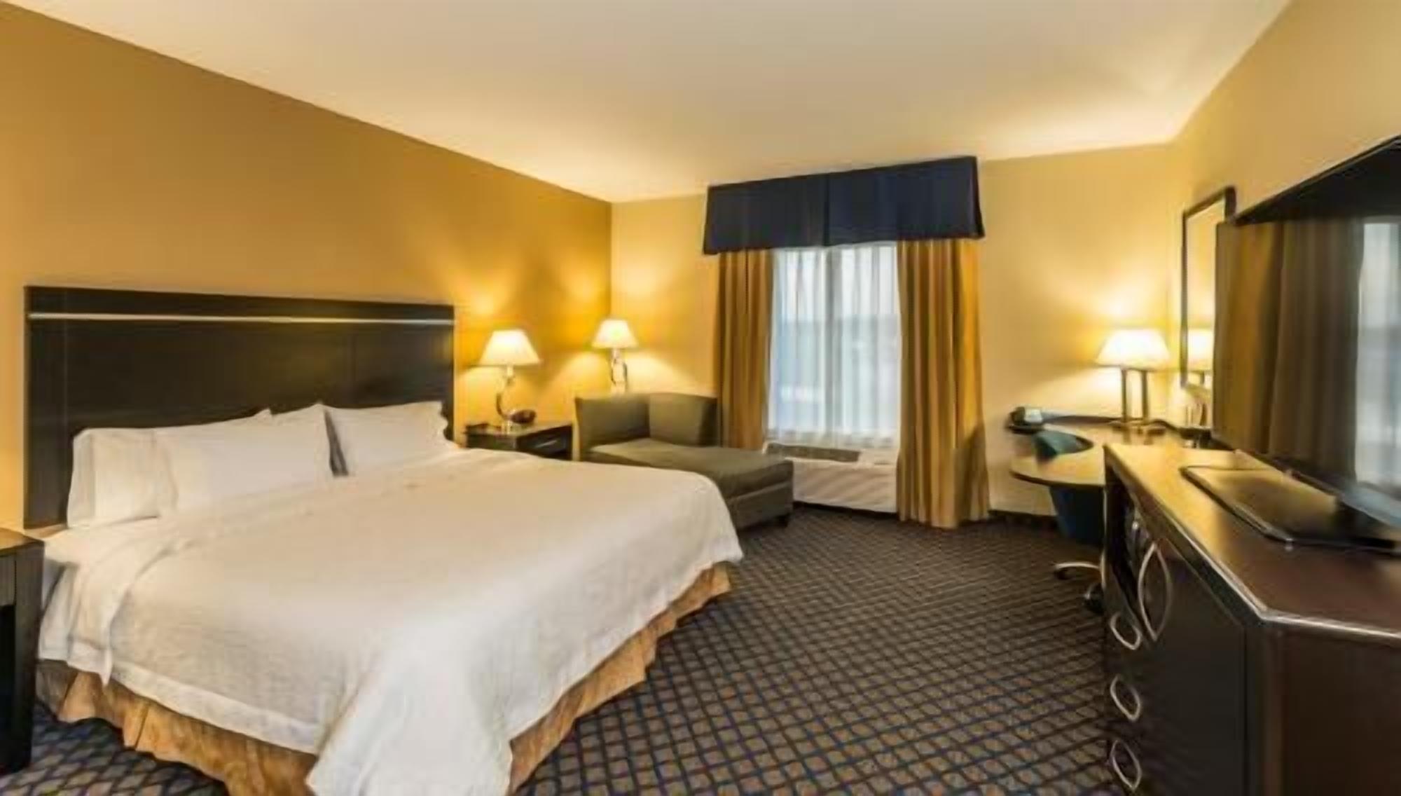 Premium bedding, in-room safe, desk, laptop workspace