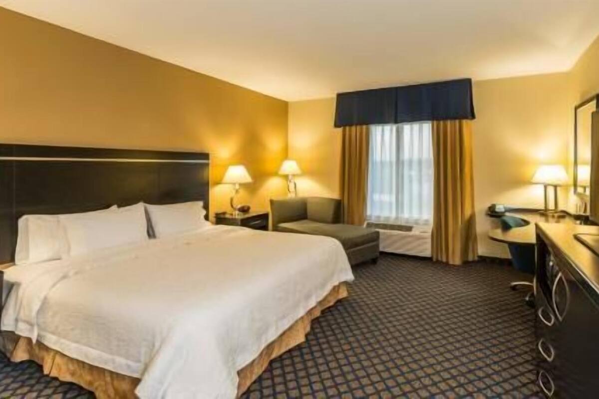 Premium bedding, in-room safe, desk, laptop workspace