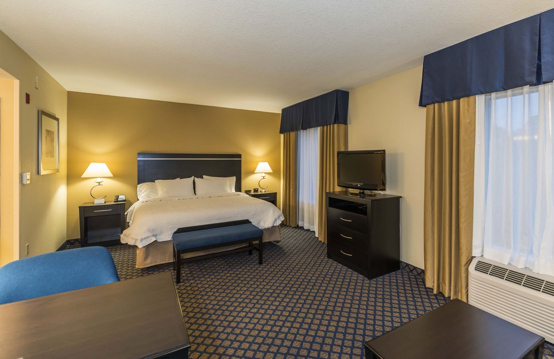 Premium bedding, in-room safe, desk, laptop workspace