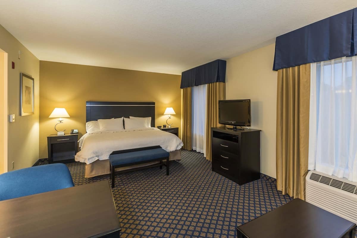 高級寢具、客房內保險箱、書桌、筆電工作空間