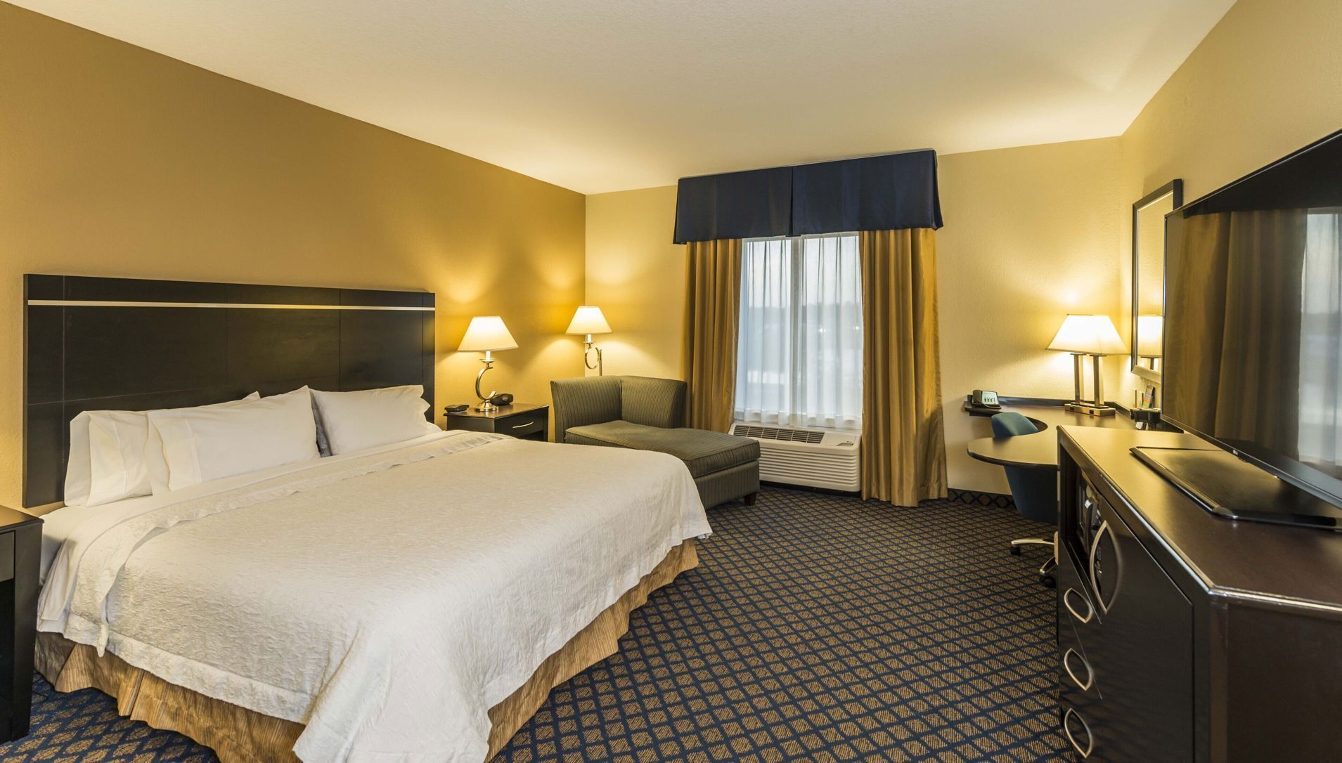 Premium bedding, in-room safe, desk, laptop workspace