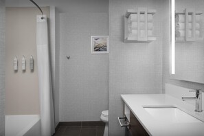 Habitación, 2 camas Queen size | Baño | Tina con regadera, amenidades de baño gratuitas, secadora de cabello