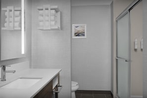 Ensemble douche/baignoire, articles de toilette gratuits, sèche-cheveux