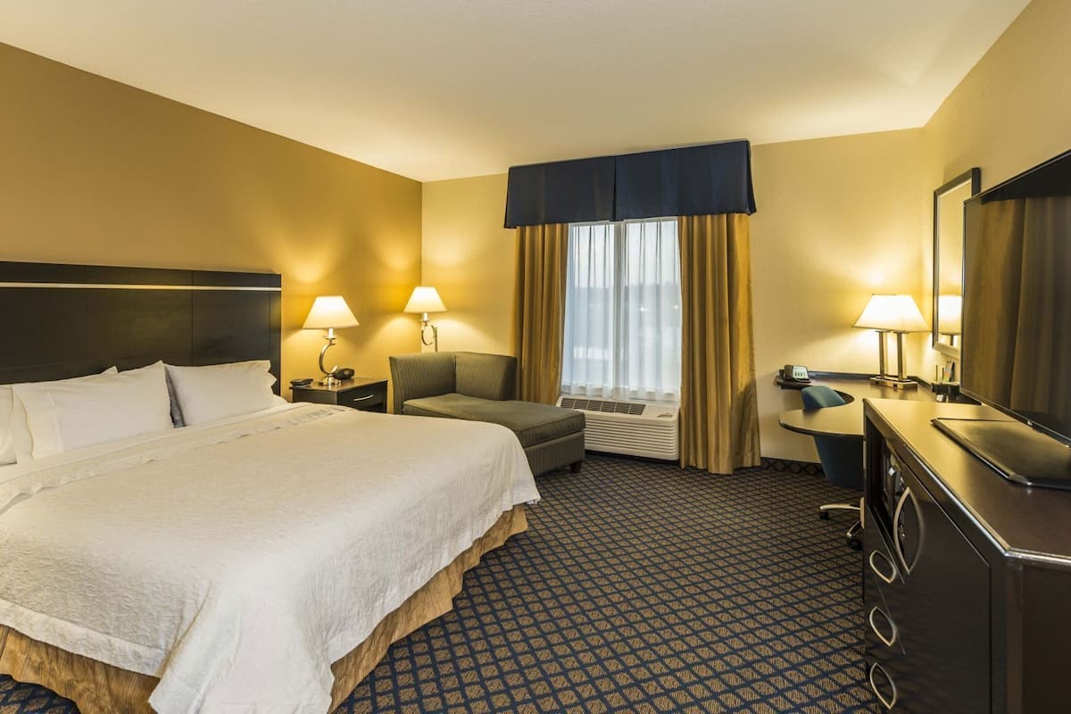 高級寢具、客房內保險箱、書桌、筆電工作空間