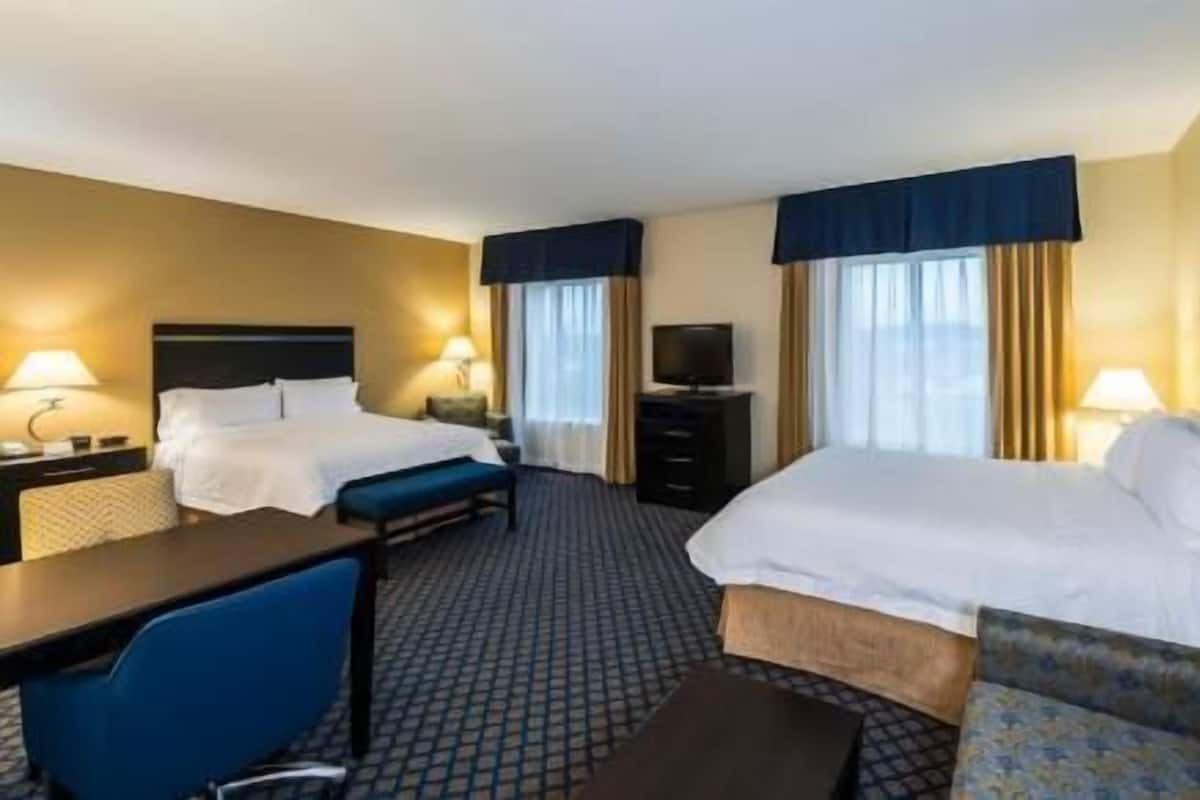 Premium bedding, in-room safe, desk, laptop workspace