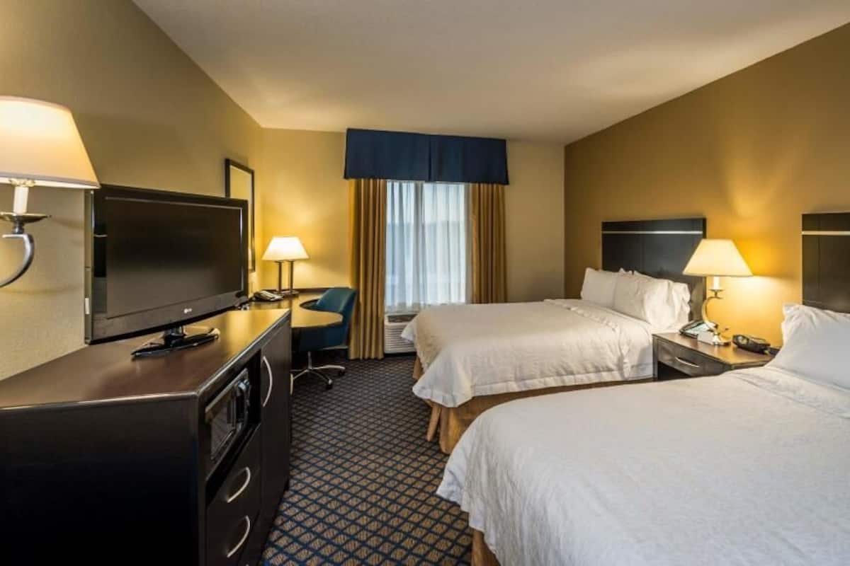 Hochwertige Bettwaren, Zimmersafe, Schreibtisch