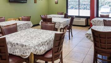 Tägliches inbegriffenes kontinentales Frühstück