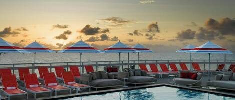 2 udendørs pools, åben fra kl. 08.00 til kl. 19.00, parasoller