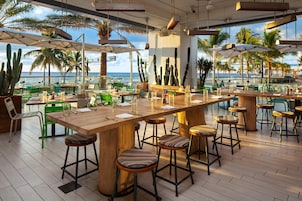 2 restaurantes; se sirve desayuno, almuerzo y cena; cocina asiática