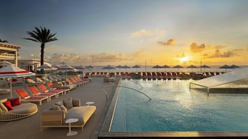 2 utendørsbassenger, bassengparasoller og solsenger