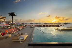 2 Außenpools, geöffnet von 08:00 Uhr bis 19:00 Uhr, Sonnenschirme