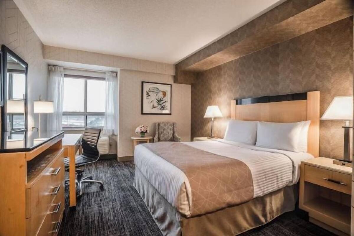 Down comforters, in-room safe, desk, blackout drapes