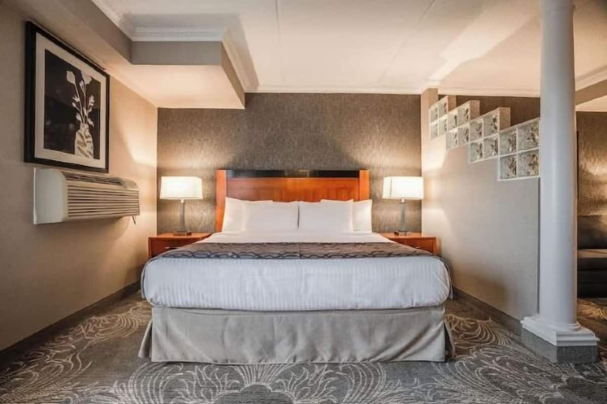 Down comforters, in-room safe, desk, blackout drapes