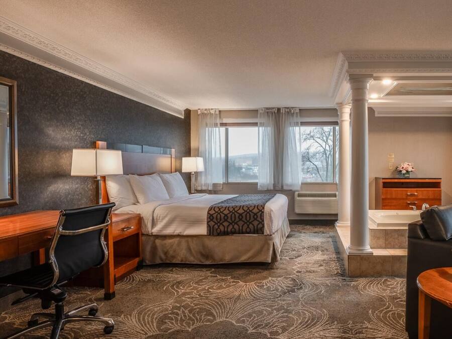 Down duvets, in-room safe, desk, blackout curtains