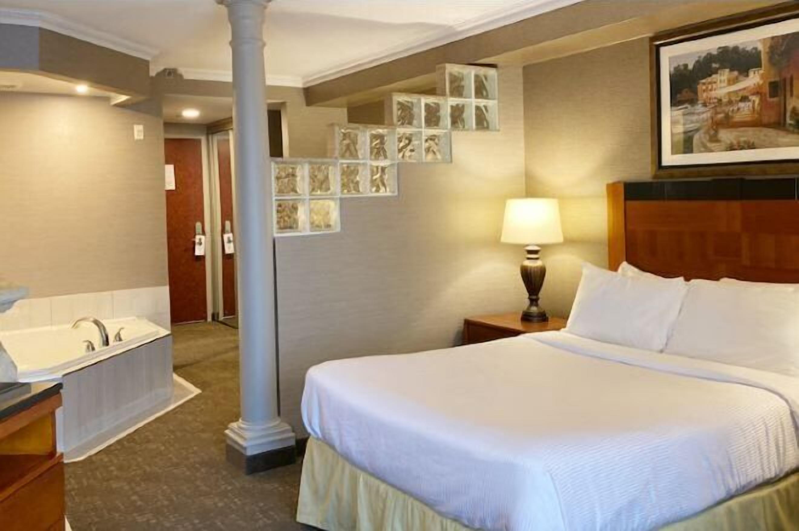 Down duvets, in-room safe, desk, blackout curtains