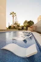 2 室外游泳池，09:00 至 18:00 开放，池畔遮阳伞，日光浴躺椅