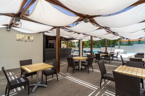 2 barer/lounger, bar ved poolen