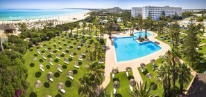A resort with a large pool, sun loungers, and a beach area. - Sahara Beach Aquapark (Monastir)