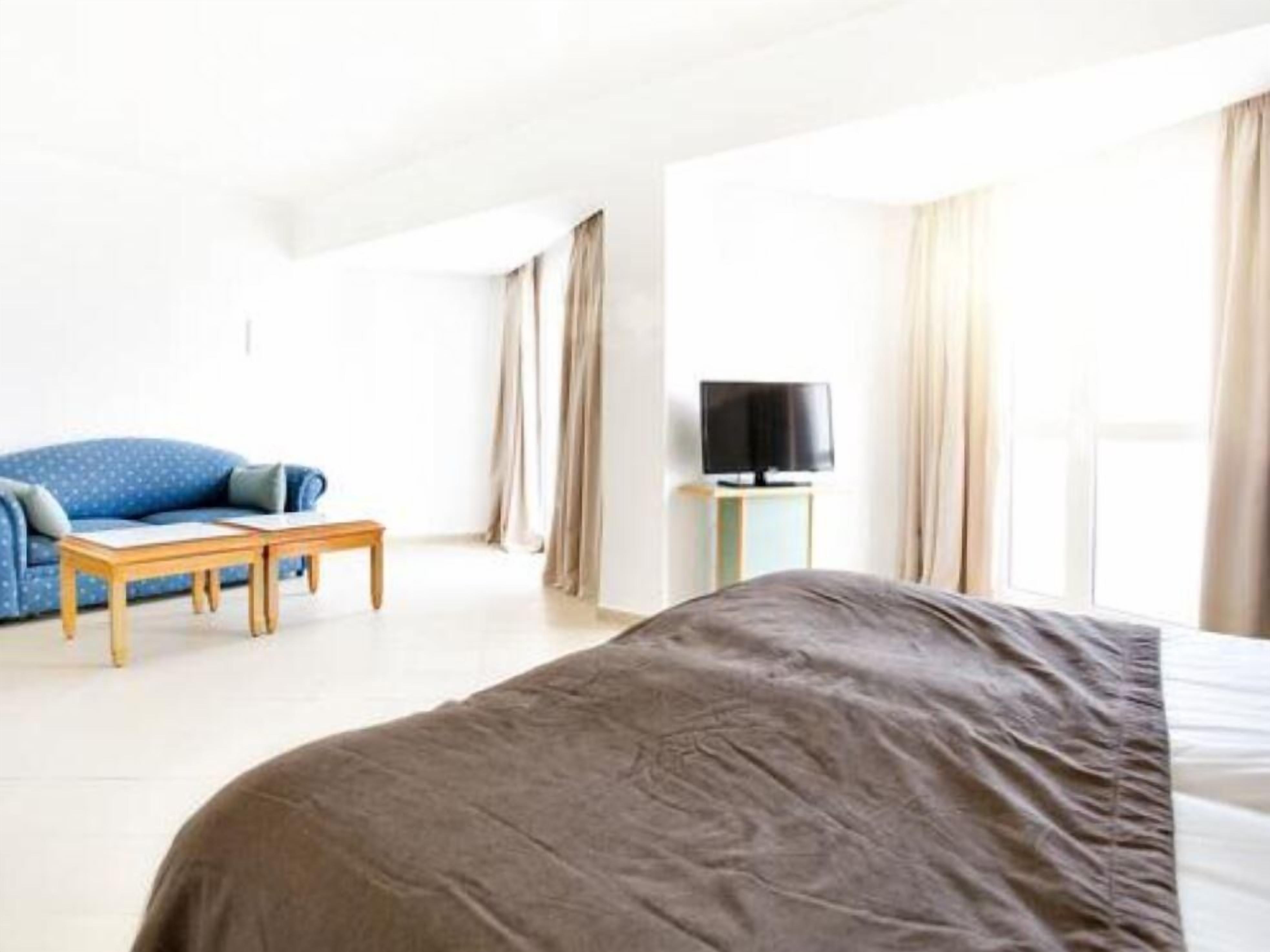 Blackout drapes, cribs (free), rollaway beds (free), WiFi (free)
