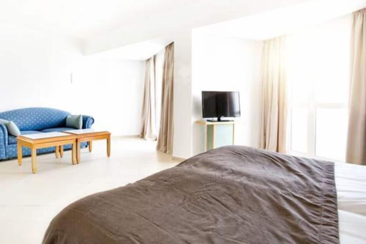 Blackout curtains, free cots/infant beds, free rollaway beds, free WiFi