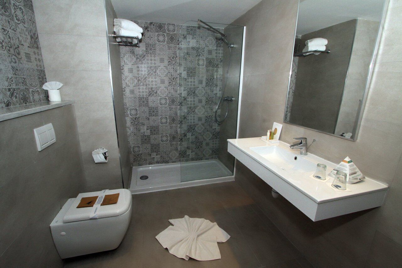 combined shower/bathtub, free toiletries, hair dryer, towels