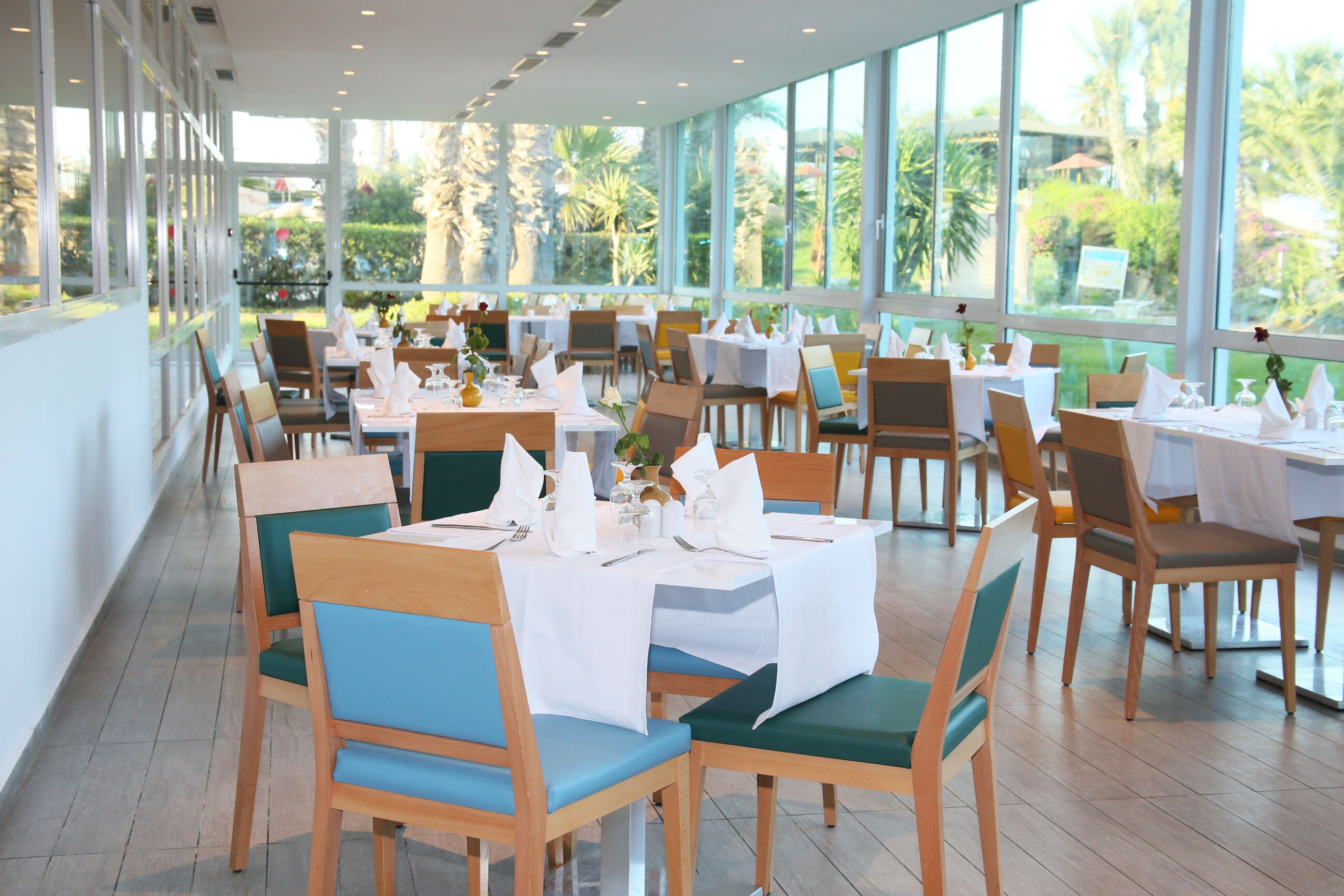 2 restaurants, breakfast served