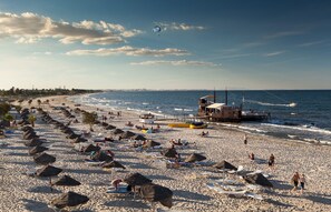 Private beach, sun loungers, beach umbrellas, beach towels - Sahara Beach Aquapark (Monastir)