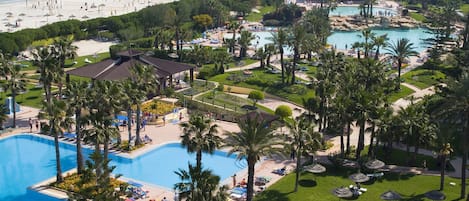 Piscine couverte, 3 piscines extérieures, chaises longues