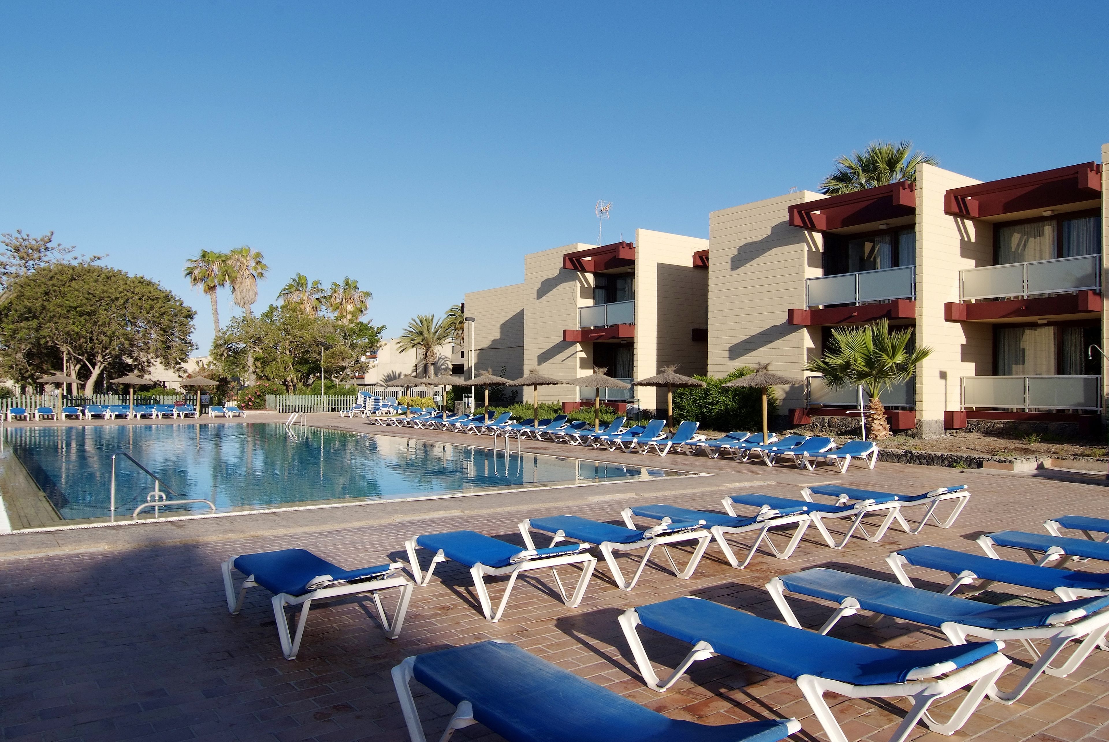 Kolam renang terbuka, payung kolam, kerusi lepak pantai 