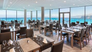 Petit déjeuner, déjeuner et dîner servis sur place