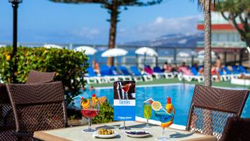 Poolside bar