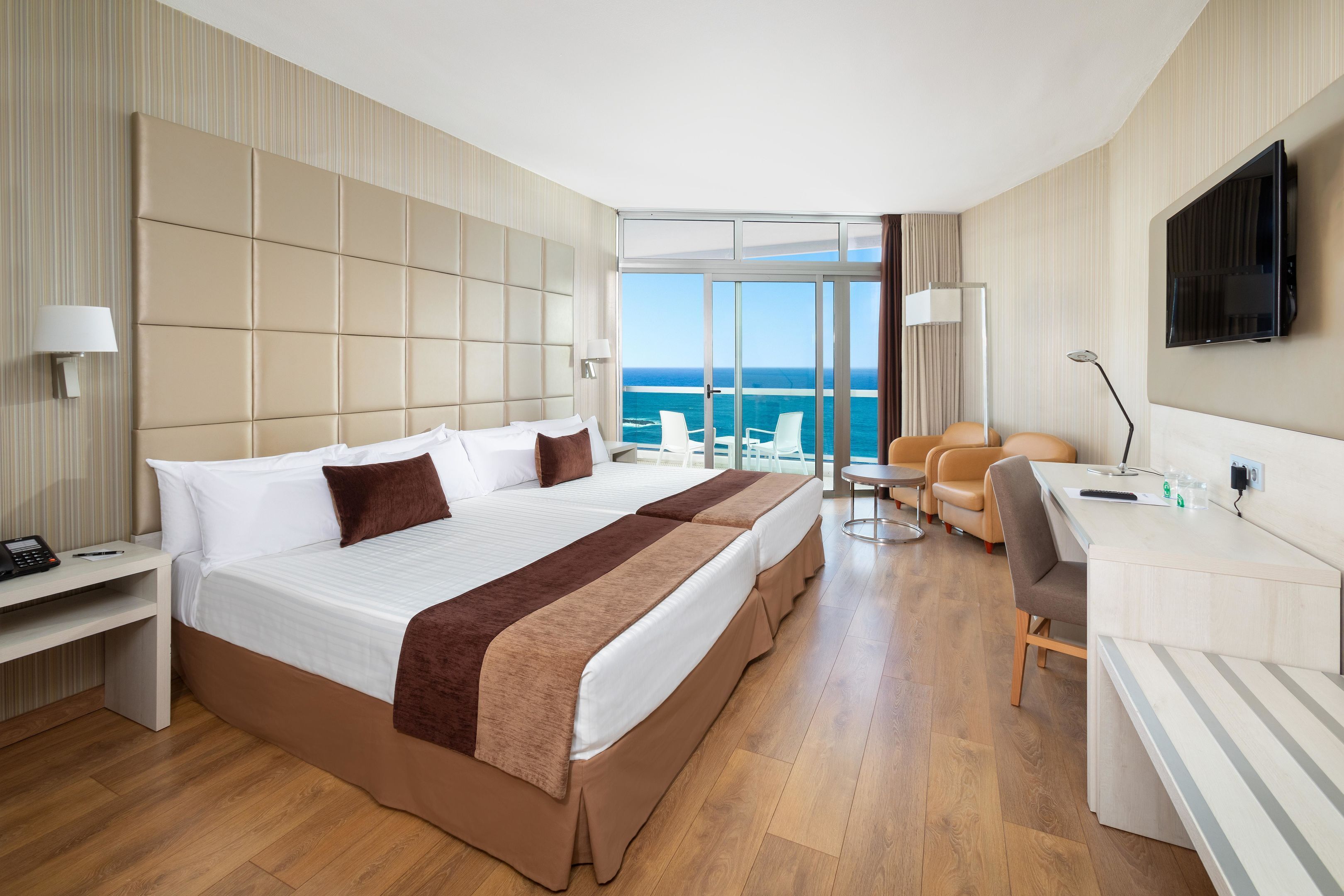 Minibaari, tallelokero huoneessa, työpöytä, ilmainen Wi-Fi