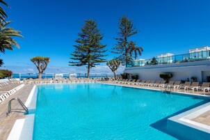 Piscina interna, piscina externa, guarda-sóis, espreguiçadeiras