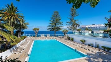 Piscina coberta, piscina a l'aire lliure, para-sols i gandules