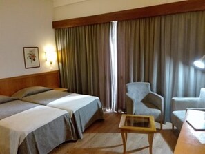 Chambre Double ou avec lits jumeaux | Coffres-forts dans les chambres, Wi-Fi gratuit