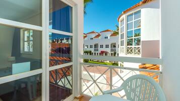 Apartment, 1 Bedroom | Blackout drapes, free cribs/infant beds, free WiFi, bed sheets