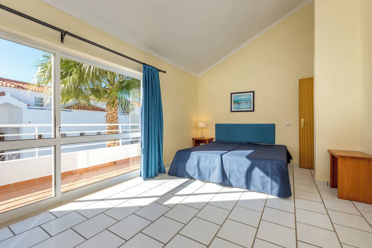 Blackout drapes, cribs (free), WiFi (free), bed sheets
