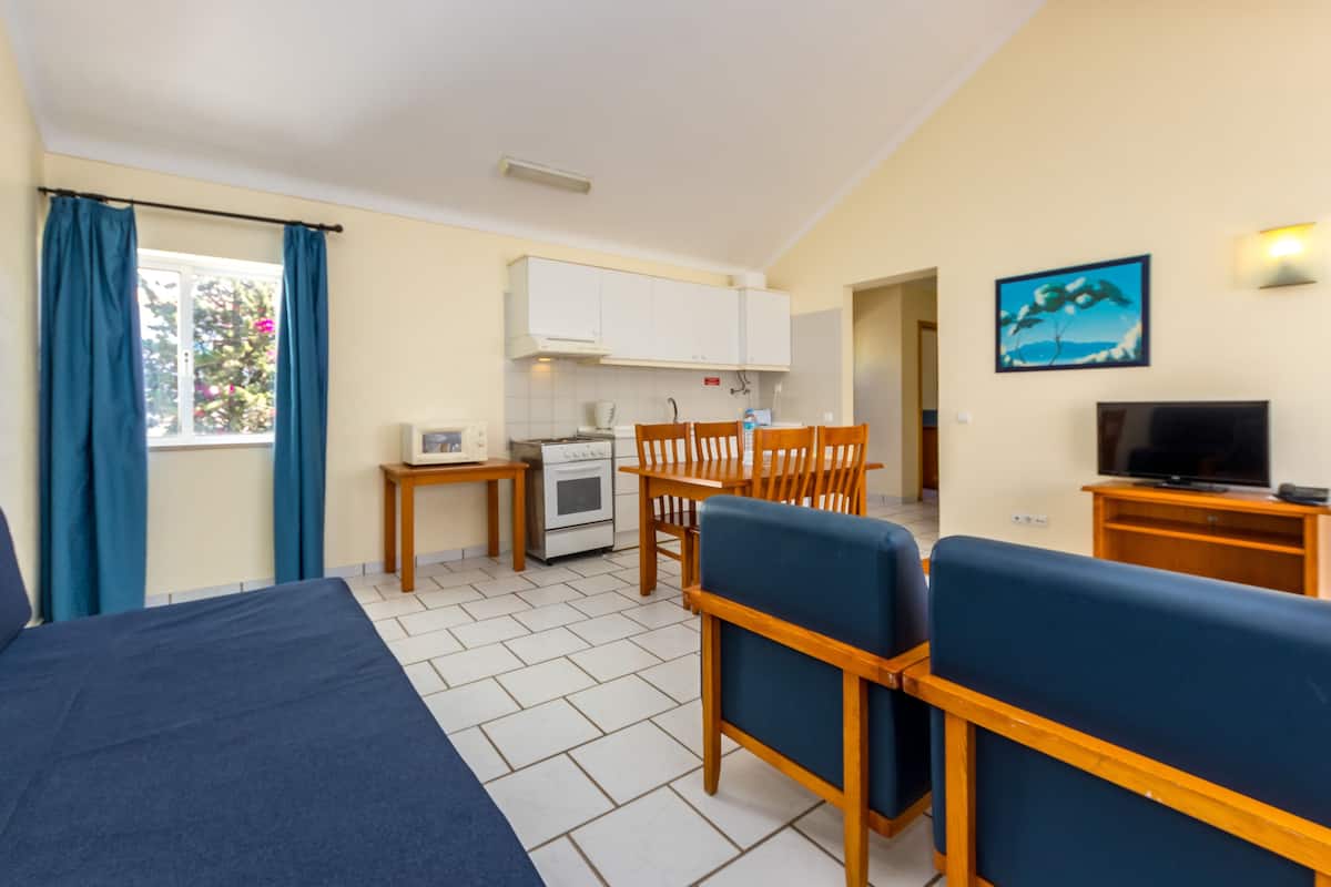 Blackout drapes, cribs (free), WiFi (free), bed sheets