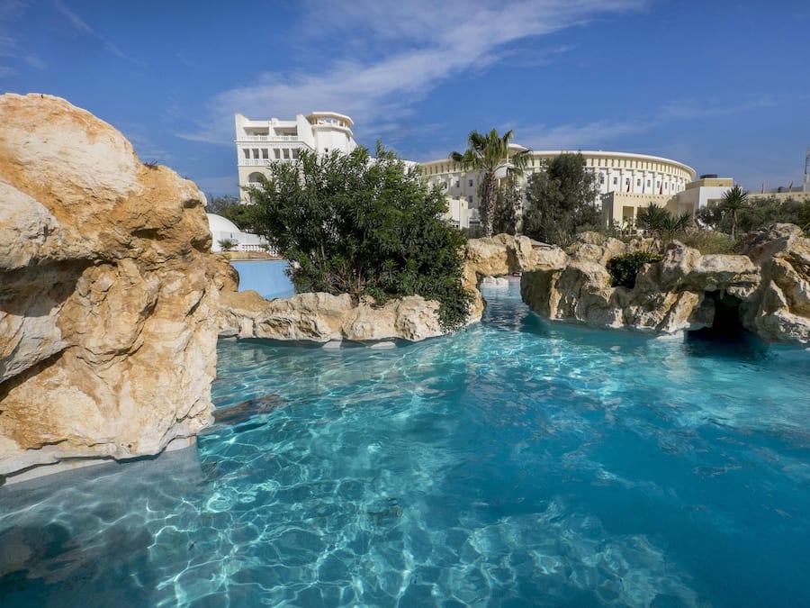 Una piscina techada, una piscina al aire libre